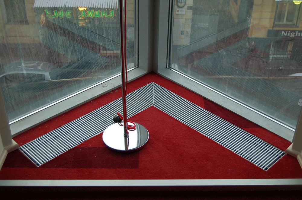 Водяные конвекторы отопления в интерьере помещения